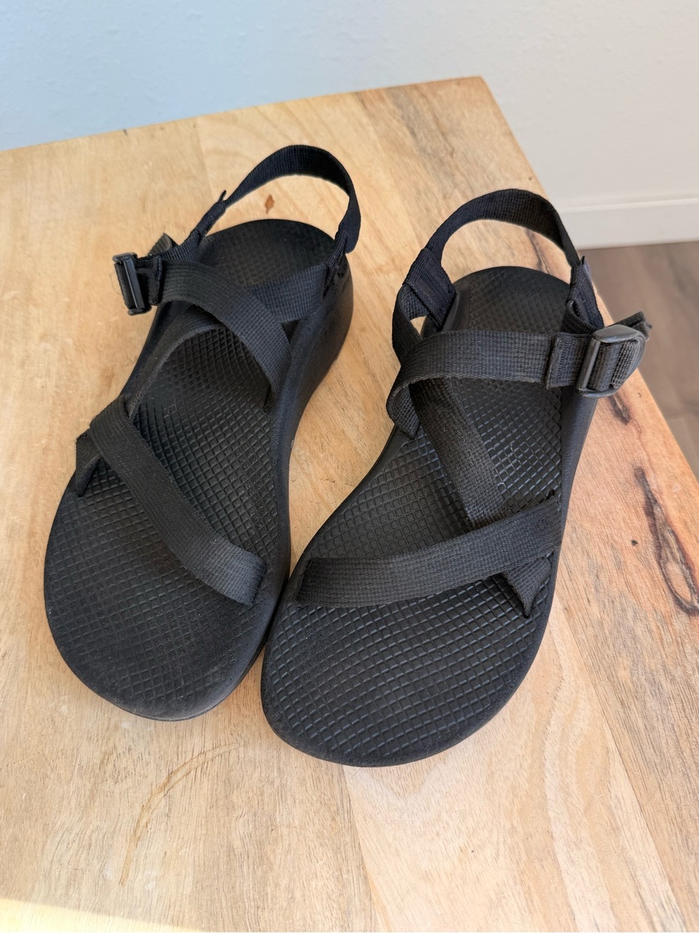 Chaco Z wide black cross strap classic strap sandals women’s 9